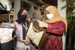 Perkuat Arahan Presiden, Khofifah Ajak Masyarakat Belanja dan Pakai Produk Dalam Negeri