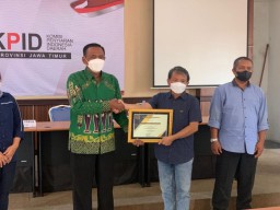 Radio Malowopati FM Terima Penghargaan Anugerah Siaran Kemerdekaan dari KPID Jatim
