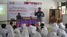 Sosialisasi Pemilu di SMK Dharma Wanita, KPU Gresik Ajarkan Demokrasi Santun dan Cerdas