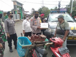 Polsek Wonotirto Bersama Tiga Pilar Bagikan Bansos Kepada Warga Terdampak Kenaikan BBM
