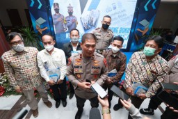 Dirlantas Polda Jatim Launching Buku Kumpulan Soal Ujian Teori SIM