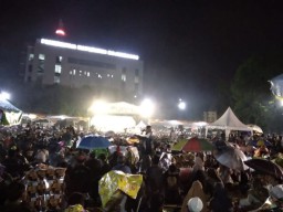 Warga Bojonegoro Tumpek Blek di Alun-alun Ikuti Sinau Bareng Cak Nun