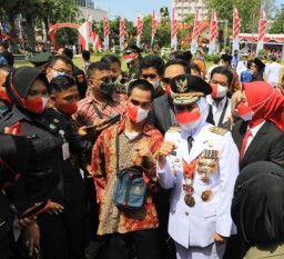 Diundang Menyaksikan Upacara HUT RI ke 77 di Grahadi, Warga Jatim : Terimakasih Bu Khofifah