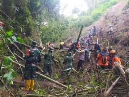 Kompak, Polres Batu Bersama Kodim 0818 dan Warga Bersihkan Material Longsor