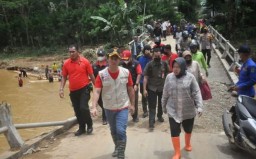 Mensos Risma Bantu Banjir Munjungan Trenggalek