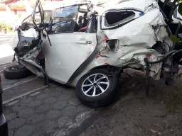 Kereta Api Kartanegara Seruduk Minibus di Kediri, Satu Orang Tewas