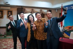 Raih Penghargaan Muri Satu Keluarga Raih Gelar Doktor