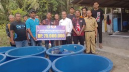 H Lutfi Mahmudiono Anggota DPRD Fraksi Nasdem Salurkan Bantuan Rp 75 Juta Kepada Kelompok Koi Klub Kediri