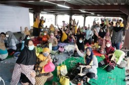 Kreasi dan Inovasi Ning Ita Tiada Henti, Siswa Difabel Dilatih Bikin Kerajinan Tas Jali