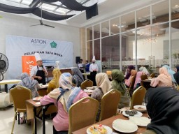 Peringati Hari Jadi ke 3 Tahun, Aston Sidoarjo Latih Puluhan ODHA Buat Camilan