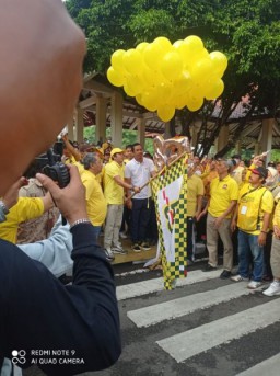 Meriah, Ribuan Kader dan Simpatisan Golkar Ikuti Jalan Sehat di Alun-alun Sidoarjo