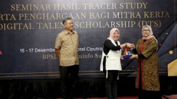 Stikosa -AWS Raih Penghargaan Sebagai Mitra Kerja Terbaik DTS 2022 BPSDMP Kominfo Surabaya