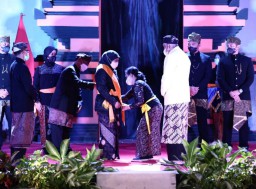 Gubernur Khofifah Dikukuhkan Sebagai Warga Kehormatan Masyarakat Tengger