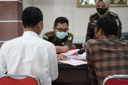 Dua Tersangka Direktur CV SLJ Diserahkan ke Kejari Jombang