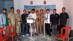 Dinas PMD Sampang Beri Bantuan Alat Pengendali Hama