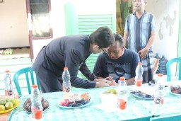 Takziyah di Rumah Duka Tegar Dwi Prasetyo, Pj Bupati Bojonegoro Sampaikan Duka Cita Mendalam