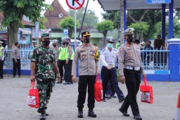 Polres Kediri Berikan Bansos Masyarakat Terdampak Kenaikan BBM