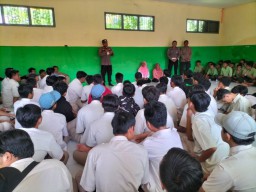 Polisi Beri Edukasi Pelajar Tentang Bahayanya Kenakalan Remaja