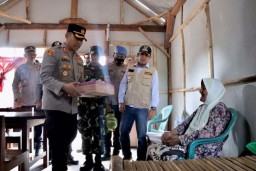 Polisi Peduli, Polres Probolinggo Bantu Renovasi Rumah Mbah Monco yang Hidup Sebatang Kara