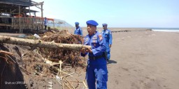 Tanggap Bencana, Sat Polairud Polres Jember Lakukan Mitigasi Banjir Rob