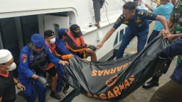 Tim SAR Gab Ditpolairud Polda Jatim Temukan Penumpang yang Lompat dari KM Gunung Dempo