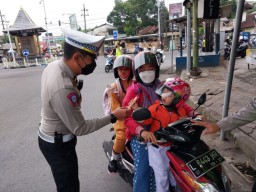 Polisi Bagikan Hadiah Coklat Kepada Pengendara, Terimakasih Pak Polisi