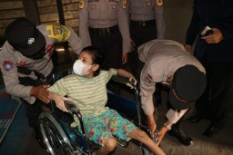 Polwan Polres Ponorogo Peduli Disabilitas, Bantu Kursi Roda dan Sembako