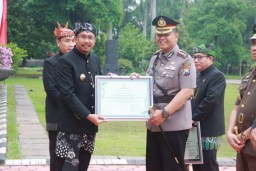 Bentuk Apresiasi, Kapolresta Sidoarjo Terima Penghargaan