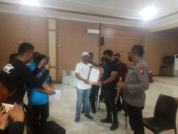 Puluhan Massa AKB Demo Jalan Rusak Akibat Truk Tambang Galian C