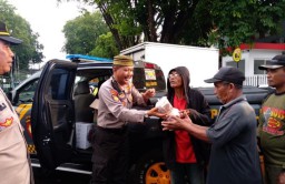 Ramadhan Berkah, Polresta Banyuwangi Bagikan Ratusan Takjil