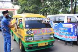 PWI Sidoarjo Gandeng Alfamart Berbagi Ceria dengan Sopir Angkot