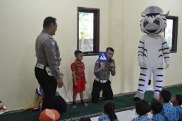 Polresta Sidoarjo Kenalkan Peraturan Lalulintas Kepada Murid TK