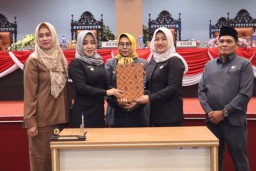 Bupati Ikfina Tandatangani Kesepakatan Raperda LKPJ Tahun 2022