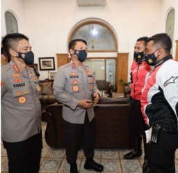 Dua Anggota Polrestabes Surabaya Mendapat Reward dari Kapolda Jatim