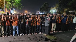 Lantunan Shalawat, Doa dan Lagu Arema Untuk Korban Tragedi Stadion Kanjuruhan Warnai Alun -alun Kota Batu