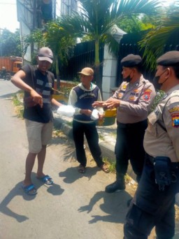 Anggota Samapta Sidoarjo Berbagi dan Peduli Warga Kurang Mampu dengan Membagikan Makanan