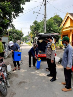Anggota Polsek Gurah Giat Pengawasan Penyemprotan Cegah Menularnya Wabah PMK