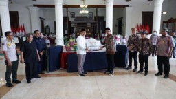 Wali Kota Eri Cahyadi Bantu Korban Puting Beliung Sidoarjo