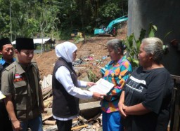Tinjau Longsor Trenggalek, Gubernur Khofifah: Pemprov Siapkan Lahan Relokasi dan Bangun Rumah Warga Terdampak