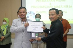 PT Pegadaian Kanwil XII Surabaya Beri Medali dan Penghargaan 11 Karyawannya Masa Kerja di Atas 20 Tahun, Ini Daftarnya...