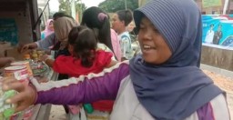 Warga Dusun Ngantru Serbu Pasar Murah Dinkop dan Perdagangan