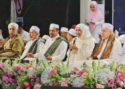 Ikut Surabaya Bersholawat, Gubernur Khofifah : 10 November Bukti Perjuangan Kaum Pesantren Mengawal Kemerdekaan Republik Indonesia