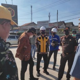 Bupati Gus Muhdlor Sidak Proyek Jalan Beton Simpang Tiga Tulangan