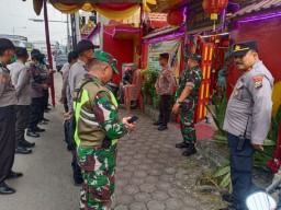 Sinergitas TNI - Polri Amankan Imlek di Klenteng Teng Swie Bio