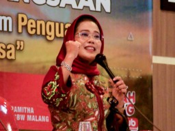 FKDT Anugerahkan Gelar Ibu Madrasah Diniyah se-Malang Raya ke Sri Untari