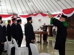 Bupati Anna Mu'awanah Melantik 43 Pejabat