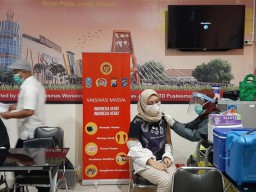 Ratusan Pengunjung Royal Plasa Disuntik Vaksin dari Puskesmas Ngagelrejo dan BIN