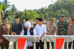 Resmikan Dua Jembatan di Trenggalek, Gubernur Khofifah Optimis Permudah Akses ke Sentra Ekonomi Baru