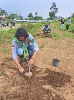 Unisma Menanam Bibit Tanaman Al Quran di Bantaran Sungai Amprong