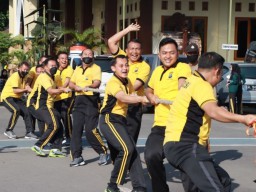 Polres Kediri Gelar Lomba Tarik Tambang Semarakkan HUT ke 76 Bhayangkara